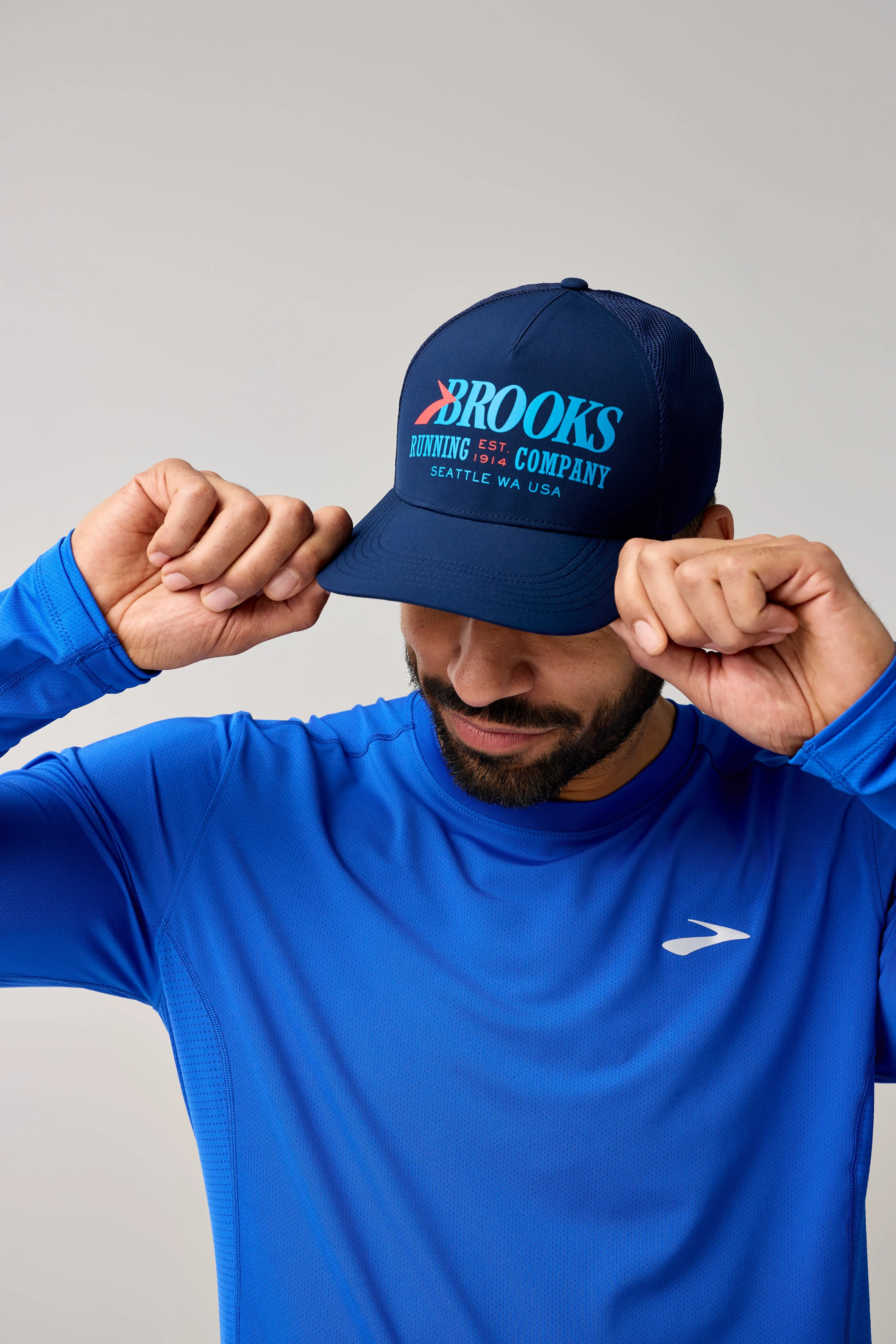 Brooks | Surge Trucker Hat | Unisex | Navy/Brooks Running